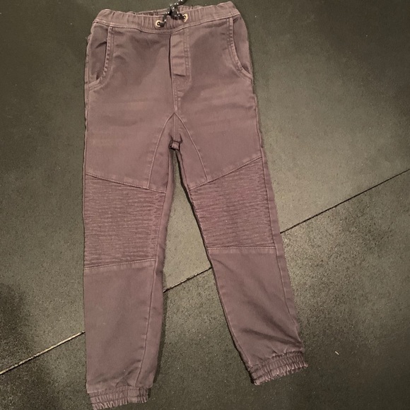 EUC boys grey/black cargo jean, size 9-10 years - Picture 2 of 3